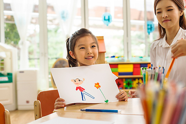 포토 JPG 라이프스타일 여자 어린이라이프 어린이 모션 함께함 실내 미술 미소 들기 사람 앉기 동양인 상반신 성인 두명 앞모습 교사 유치원 유치원생 한국인 순수 스케치북 천진난만 여자만 아이돌봄 국내포토 직업 교육 뷰포인트 컨셉 문화예술 학용품 표정 인종 내부 생활 파일형식 돌봄서비스