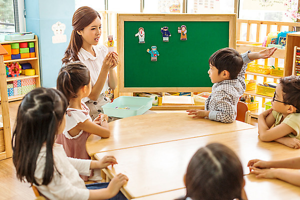 포토 JPG 여자 남자 어린이라이프 모션 수업 실내 사람 앉기 동양인 여러명 상반신 성인 옆모습 교사 유치원 유치원생 한국인 집중 아이돌봄 국내포토 직업 라이프스타일 교육 어린이 뷰포인트 다수 컨셉 인종 내부 파일형식 돌봄서비스