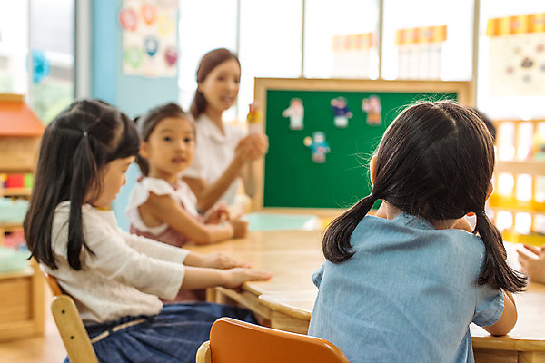 포토 JPG 여자 어린이라이프 모션 실내 사람 앉기 동양인 여러명 성인 뒷모습 교사 유치원 유치원생 한국인 집중 여자만 아이돌봄 국내포토 직업 라이프스타일 교육 어린이 뷰포인트 다수 컨셉 인종 내부 파일형식 돌봄서비스