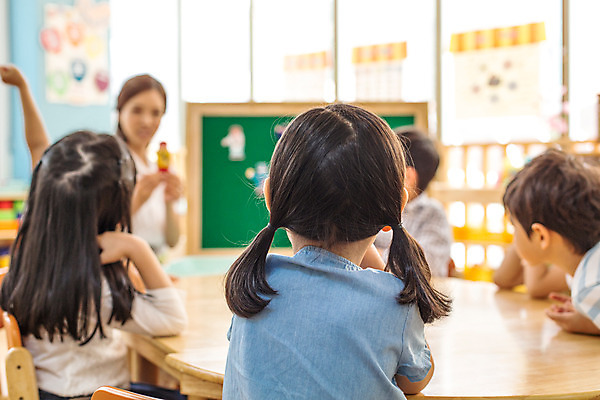 포토 JPG 여자 남자 어린이라이프 어린이 모션 실내 사람 앉기 동양인 여러명 상반신 성인 앞모습 뒷모습 아웃포커스 교사 유치원 유치원생 한국인 발표 집중 아이돌봄 국내포토 직업 라이프스타일 교육 뷰포인트 다수 컨셉 촬영기법 인종 내부 파일형식 돌봄서비스