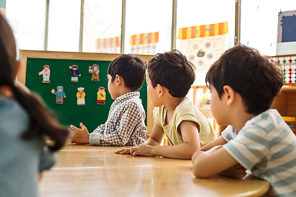 포토 JPG 남자 어린이라이프 어린이 모션 수업 실내 사람 앉기 동양인 상반신 옆모습 세명 유치원 유치원생 한국인 집중 남자만 어린이만 소년만 국내포토 라이프스타일 교육 뷰포인트 컨셉 인종 내부 파일형식