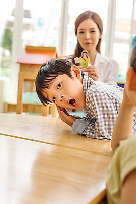 포토 JPG 여자 남자 어린이라이프 어린이 모션 수업 실내 사람 앉기 동양인 상반신 성인 두명 앞모습 교사 유치원 유치원생 한국인 지루함 아이돌봄 국내포토 직업 라이프스타일 교육 감정 뷰포인트 인종 내부 파일형식 돌봄서비스