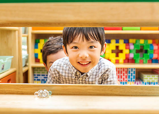 포토 JPG 남자 어린이라이프 어린이 장난 모션 실내 미소 사람 동양인 상반신 두명 유치원 유치원생 한국인 즐거움 천진난만 남자만 어린이만 소년만 국내포토 라이프스타일 교육 감정 컨셉 표정 인종 내부 파일형식