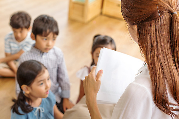 포토 JPG 여자 남자 어린이라이프 모션 수업 함께함 실내 사람 앉기 동양인 여러명 상반신 성인 앞모습 뒷모습 교사 유치원 유치원생 한국인 아이돌봄 국내포토 직업 라이프스타일 교육 어린이 뷰포인트 다수 컨셉 인종 내부 파일형식 돌봄서비스