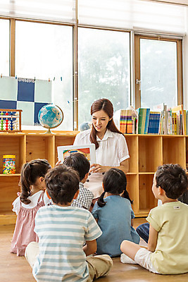 포토 JPG 전신 여자 교육 남자 어린이라이프 어린이 모션 함께함 실내 사람 앉기 동양인 여러명 성인 앞모습 뒷모습 교사 유치원 유치원생 한국인 아이돌봄 국내포토 직업 라이프스타일 뷰포인트 다수 컨셉 인종 내부 파일형식 돌봄서비스