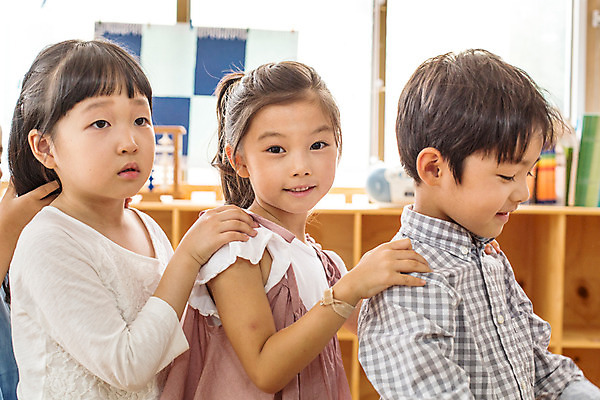 포토 JPG 여자 남자 어린이라이프 어린이 모션 놀이 함께함 실내 서기 사람 동양인 상반신 옆모습 세명 유치원 유치원생 한국인 기차놀이 어린이만 국내포토 라이프스타일 교육 뷰포인트 컨셉 인종 내부 파일형식