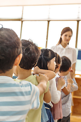 포토 JPG 여자 남자 어린이라이프 모션 놀이 함께함 실내 서기 사람 동양인 여러명 상반신 성인 앞모습 뒷모습 교사 유치원 유치원생 한국인 기차놀이 아이돌봄 국내포토 직업 라이프스타일 교육 어린이 뷰포인트 다수 컨셉 인종 내부 파일형식 돌봄서비스