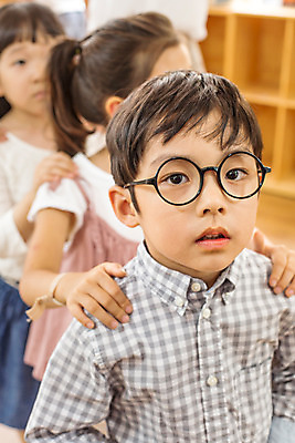 포토 JPG 여자 남자 어린이라이프 어린이 모션 함께함 실내 서기 사람 동양인 상반신 앞모습 세명 유치원 유치원생 한국인 기차놀이 어린이만 국내포토 라이프스타일 교육 뷰포인트 컨셉 놀이 인종 내부 파일형식