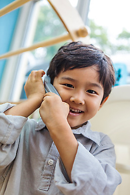 포토 JPG 남자 어린이라이프 모션 실내 한명 서기 미소 들기 사람 동양인 상반신 장난감 유치원 유치원생 한국인 전화기 즐거움 남자만 남자한명만 어린이만 소년만 소년한명만 국내포토 1 라이프스타일 교육 감정 어린이 표정 인종 내부 파일형식