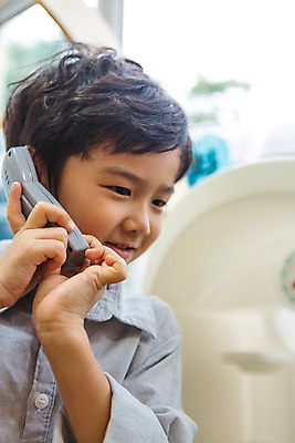 포토 JPG 남자 어린이라이프 어린이 모션 놀이 실내 한명 서기 미소 사람 동양인 상반신 앞모습 장난감 유치원 유치원생 한국인 전화기 즐거움 남자만 남자한명만 어린이만 소년만 소년한명만 국내포토 1 라이프스타일 교육 감정 뷰포인트 표정 인종 내부 파일형식