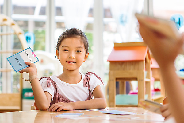포토 JPG 여자 어린이라이프 어린이 모션 실내 한명 미소 들기 사람 앉기 동양인 상반신 앞모습 유치원 유치원생 한국인 집중 단어카드 여자만 여자한명만 어린이만 소녀만 소녀한명만 국내포토 1 라이프스타일 교육 뷰포인트 컨셉 표정 인종 내부 파일형식 단어장