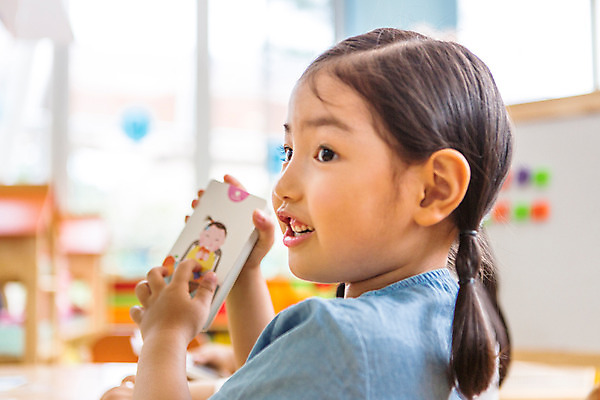 포토 JPG 여자 어린이라이프 어린이 모션 수업 실내 한명 미소 들기 사람 앉기 동양인 옆모습 유치원 유치원생 한국인 집중 여자만 여자한명만 어린이만 소녀만 소녀한명만 국내포토 1 라이프스타일 교육 뷰포인트 컨셉 표정 인종 내부 파일형식