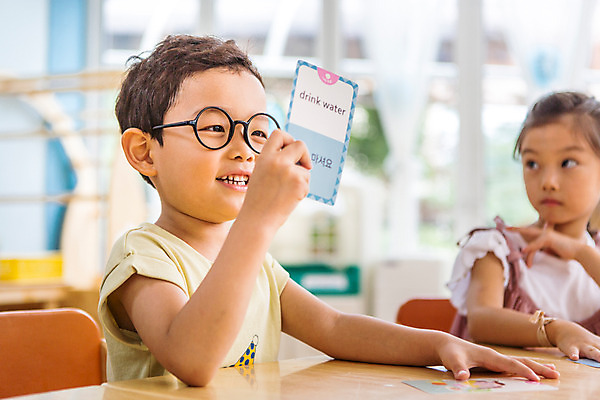 포토 JPG 여자 남자 어린이라이프 어린이 모션 수업 실내 들기 사람 앉기 동양인 상반신 두명 앞모습 유치원 유치원생 한국인 집중 단어카드 어린이만 국내포토 라이프스타일 교육 뷰포인트 컨셉 인종 내부 파일형식 단어장