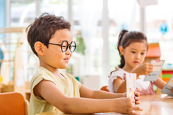 포토 JPG 여자 남자 어린이라이프 어린이 모션 실내 들기 사람 앉기 동양인 상반신 두명 유치원 유치원생 한국인 집중 단어카드 어린이만 국내포토 라이프스타일 교육 컨셉 인종 내부 파일형식 단어장