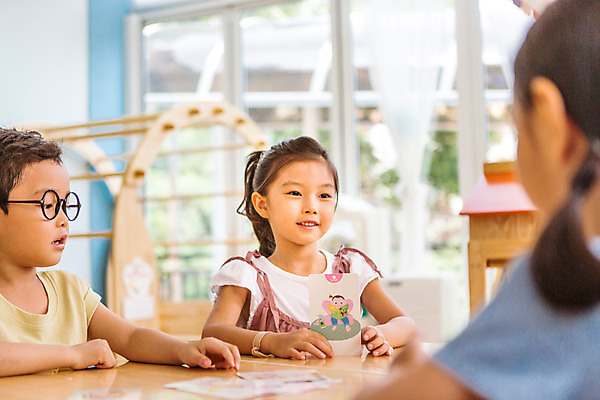포토 JPG 여자 남자 어린이라이프 어린이 모션 수업 실내 미소 사람 앉기 동양인 상반신 앞모습 뒷모습 세명 유치원 유치원생 한국인 집중 어린이만 국내포토 라이프스타일 교육 뷰포인트 컨셉 표정 인종 내부 파일형식