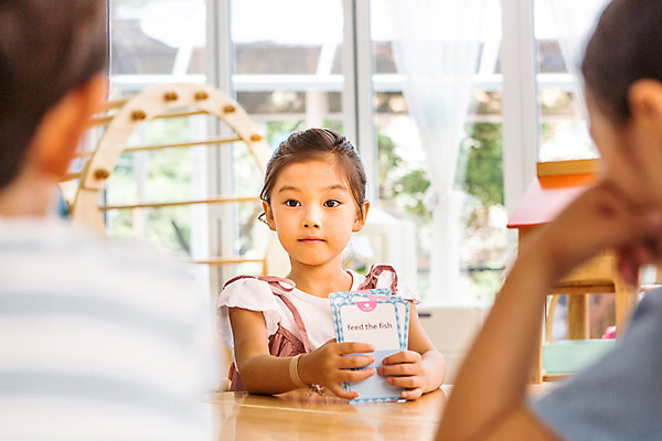포토 JPG 여자 남자 어린이라이프 어린이 모션 수업 실내 들기 사람 앉기 동양인 상반신 앞모습 뒷모습 세명 유치원 유치원생 한국인 집중 단어카드 어린이만 국내포토 라이프스타일 교육 뷰포인트 컨셉 인종 내부 파일형식 단어장