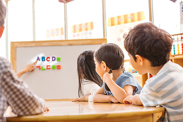 포토 JPG 여자 남자 어린이라이프 어린이 모션 수업 실내 사람 앉기 동양인 여러명 상반신 옆모습 유치원 유치원생 한국인 집중 어린이만 국내포토 라이프스타일 교육 뷰포인트 다수 컨셉 인종 내부 파일형식