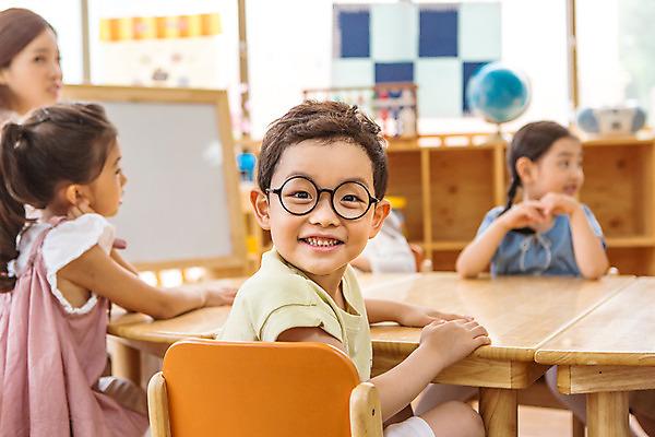 포토 JPG 여자 남자 어린이라이프 어린이 장난 모션 실내 사람 앉기 동양인 여러명 상반신 성인 앞모습 옆모습 교사 유치원 유치원생 한국인 집중 아이돌봄 국내포토 직업 라이프스타일 교육 뷰포인트 다수 컨셉 인종 내부 파일형식 돌봄서비스
