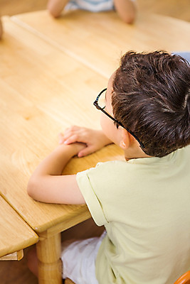 포토 JPG 응시 남자 어린이라이프 어린이 모션 실내 한명 사람 앉기 동양인 상반신 옆모습 유치원 유치원생 한국인 집중 남자만 남자한명만 어린이만 소년만 소년한명만 국내포토 1 라이프스타일 시선 교육 뷰포인트 컨셉 인종 내부 파일형식