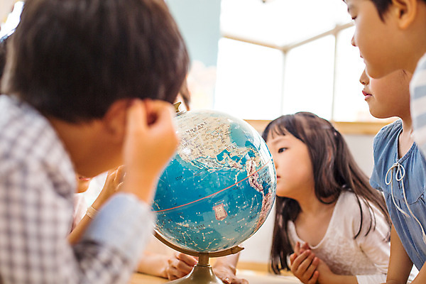 포토 JPG 여자 남자 어린이라이프 어린이 모션 수업 실내 서기 사람 동양인 여러명 상반신 옆모습 지구본 유치원 유치원생 한국인 관찰 집중 호기심 어린이만 국내포토 라이프스타일 교육 감정 뷰포인트 다수 컨셉 인종 내부 파일형식