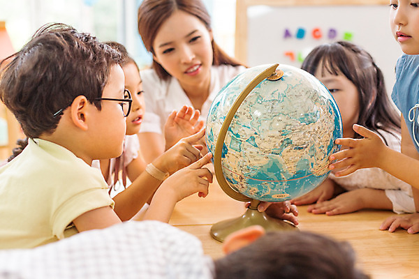 포토 JPG 응시 남자 어린이라이프 모션 실내 미소 사람 앉기 동양인 여러명 상반신 성인 앞모습 옆모습 지구본 교사 유치원 유치원생 한국인 집중 호기심 남자만 아이돌봄 국내포토 직업 라이프스타일 시선 교육 감정 어린이 뷰포인트 다수 컨셉 표정 인종 내부 파일형식 돌봄서비스