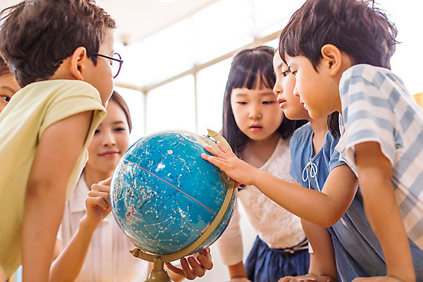 포토 JPG 응시 여자 교육 남자 어린이라이프 어린이 모션 실내 서기 사람 동양인 여러명 성인 앞모습 옆모습 지구본 교사 유치원 유치원생 한국인 집중 호기심 아이돌봄 국내포토 직업 라이프스타일 시선 감정 뷰포인트 다수 컨셉 인종 내부 파일형식 돌봄서비스