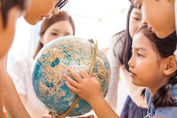 포토 JPG 여자 교육 남자 어린이라이프 어린이 모션 실내 사람 동양인 여러명 상반신 성인 옆모습 지구본 교사 유치원 유치원생 한국인 집중 호기심 아이돌봄 국내포토 직업 라이프스타일 감정 뷰포인트 다수 컨셉 인종 내부 파일형식 돌봄서비스