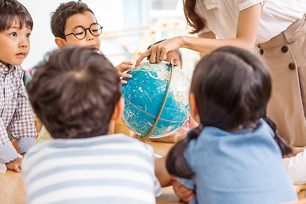 포토 JPG 여자 남자 어린이라이프 어린이 모션 실내 사람 앉기 동양인 여러명 상반신 성인 앞모습 지구본 교사 유치원 유치원생 한국인 집중 호기심 아이돌봄 국내포토 직업 라이프스타일 교육 감정 뷰포인트 다수 컨셉 인종 내부 파일형식 돌봄서비스