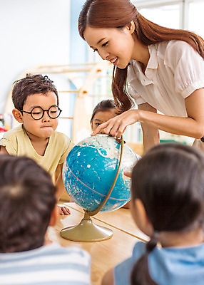 포토 JPG 여자 교육 남자 어린이라이프 어린이 모션 실내 미소 사람 앉기 동양인 여러명 상반신 성인 옆모습 지구본 교사 유치원 유치원생 한국인 집중 호기심 아이돌봄 국내포토 직업 라이프스타일 감정 뷰포인트 다수 컨셉 표정 인종 내부 파일형식 돌봄서비스