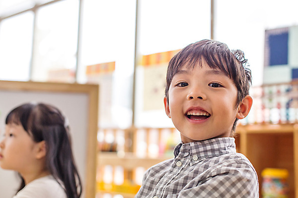 포토 JPG 여자 남자 어린이라이프 어린이 모션 실내 미소 사람 앉기 동양인 상반신 두명 앞모습 유치원 유치원생 한국인 즐거움 어린이만 국내포토 라이프스타일 교육 감정 뷰포인트 표정 인종 내부 파일형식