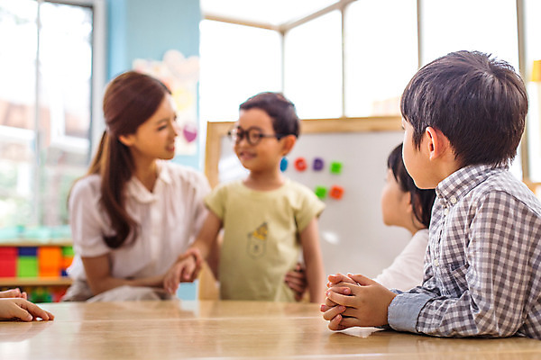 포토 JPG 여자 남자 어린이라이프 어린이 모션 수업 실내 서기 사람 앉기 동양인 여러명 상반신 성인 앞모습 옆모습 교사 유치원 유치원생 한국인 즐거움 아이돌봄 국내포토 직업 라이프스타일 교육 감정 뷰포인트 다수 인종 내부 파일형식 돌봄서비스