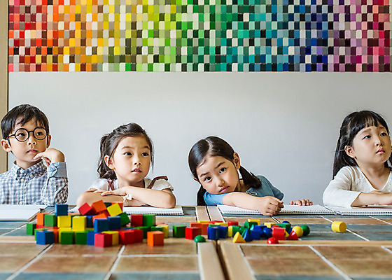 포토 JPG 응시 여자 남자 어린이라이프 어린이 모션 실내 미술 사람 앉기 동양인 여러명 상반신 앞모습 블록 유치원 유치원생 한국인 순수 즐거움 어린이만 국내포토 라이프스타일 시선 교육 감정 뷰포인트 다수 컨셉 문화예술 인종 내부 파일형식