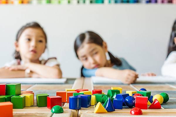 포토 JPG 여자 어린이라이프 모션 실내 미술 사람 동양인 상반신 두명 앞모습 아웃포커스 블록 유치원 유치원생 한국인 순수 즐거움 여자만 어린이만 소녀만 국내포토 라이프스타일 교육 감정 어린이 뷰포인트 컨셉 문화예술 촬영기법 인종 내부 파일형식