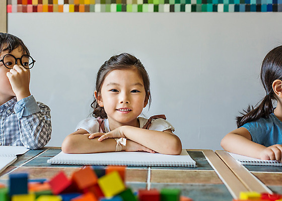 포토 JPG 여자 남자 어린이라이프 어린이 모션 실내 미소 사람 앉기 동양인 상반신 앞모습 세명 유치원 유치원생 한국인 순수 스케치북 즐거움 천진난만 어린이만 국내포토 라이프스타일 교육 감정 뷰포인트 컨셉 학용품 표정 인종 내부 파일형식