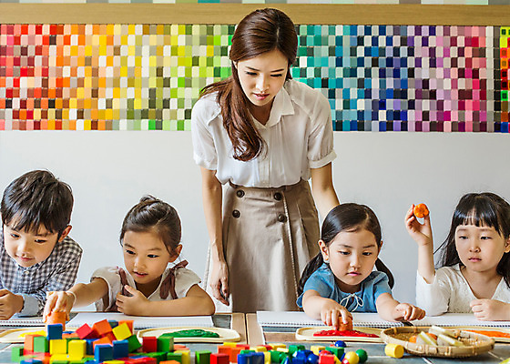 포토 JPG 여자 남자 어린이라이프 어린이 모션 실내 미술 사람 앉기 동양인 여러명 상반신 성인 교사 유치원 유치원생 한국인 순수 즐거움 돌아서기 아이돌봄 국내포토 직업 라이프스타일 교육 감정 다수 컨셉 문화예술 인종 내부 파일형식 돌봄서비스