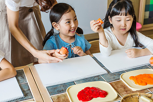 포토 JPG 여자 어린이라이프 어린이 모션 실내 미술 미소 사람 앉기 동양인 여러명 상반신 성인 앞모습 물감 유치원 유치원생 한국인 순수 스케치북 즐거움 천진난만 여자만 아이돌봄 국내포토 라이프스타일 교육 감정 뷰포인트 다수 컨셉 문화예술 학용품 표정 인종 내부 미술도구 파일형식 돌봄서비스