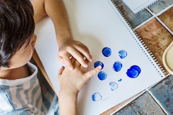 포토 JPG 남자 어린이라이프 어린이 모션 실내 미술 한명 사람 앉기 동양인 상반신 유치원 유치원생 한국인 순수 스케치북 즐거움 남자만 남자한명만 어린이만 소년만 소년한명만 국내포토 1 라이프스타일 교육 감정 컨셉 문화예술 학용품 인종 내부 파일형식