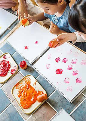 포토 JPG 여자 어린이라이프 어린이 모션 실내 미술 사람 앉기 동양인 상반신 두명 앞모습 물감 유치원 유치원생 한국인 순수 스케치북 즐거움 여자만 어린이만 소녀만 국내포토 라이프스타일 교육 감정 뷰포인트 컨셉 문화예술 학용품 인종 내부 미술도구 파일형식