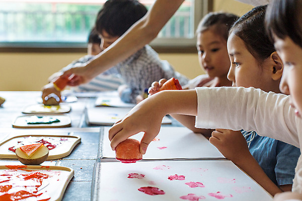 포토 JPG 여자 남자 어린이라이프 어린이 모션 실내 사람 앉기 동양인 여러명 상반신 옆모습 물감 유치원 유치원생 한국인 순수 스케치북 즐거움 어린이만 국내포토 라이프스타일 교육 감정 뷰포인트 다수 컨셉 학용품 인종 내부 미술도구 파일형식