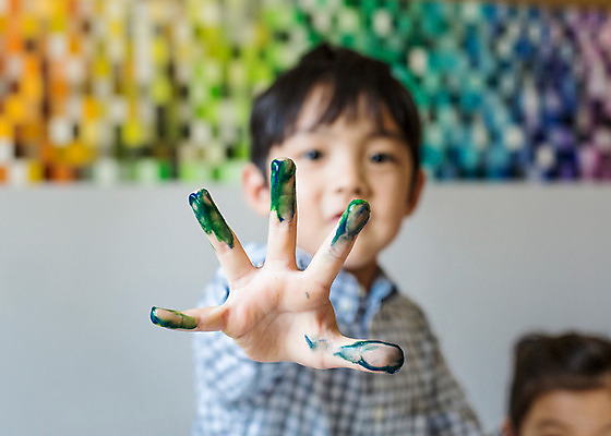 포토 JPG 남자 어린이라이프 어린이 모션 실내 미술 한명 서기 사람 동양인 손짓 상반신 앞모습 물감 유치원 유치원생 한국인 순수 즐거움 남자만 남자한명만 어린이만 소년만 소년한명만 국내포토 1 라이프스타일 교육 감정 뷰포인트 컨셉 문화예술 인종 내부 미술도구 파일형식