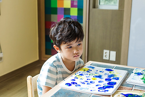 포토 JPG 남자 어린이라이프 어린이 모션 실내 미술 한명 사람 앉기 동양인 상반신 앞모습 물감 유치원 유치원생 한국인 좌절 지루함 스케치북 남자만 남자한명만 어린이만 소년만 소년한명만 국내포토 1 라이프스타일 교육 감정 뷰포인트 컨셉 문화예술 학용품 인종 내부 미술도구 파일형식