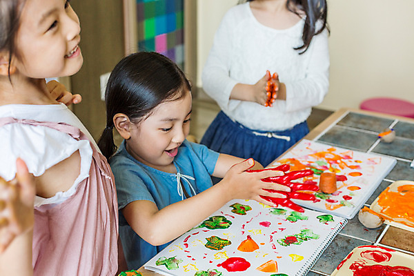 포토 JPG 여자 어린이라이프 어린이 모션 실내 미술 서기 사람 앉기 동양인 상반신 세명 물감 유치원 유치원생 한국인 순수 스케치북 즐거움 여자만 어린이만 소녀만 국내포토 라이프스타일 교육 감정 컨셉 문화예술 학용품 인종 내부 미술도구 파일형식
