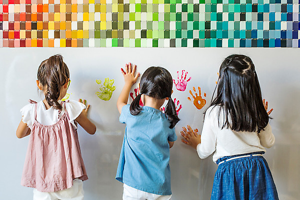 포토 JPG 여자 어린이라이프 어린이 모션 실내 손바닥 미술 서기 사람 동양인 상반신 뒷모습 세명 물감 유치원 유치원생 한국인 순수 즐거움 여자만 어린이만 소녀만 국내포토 라이프스타일 손 교육 감정 뷰포인트 컨셉 문화예술 인종 내부 미술도구 파일형식