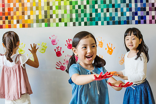 포토 JPG 여자 어린이라이프 어린이 모션 실내 손바닥 미술 서기 미소 사람 동양인 상반신 앞모습 뒷모습 세명 물감 유치원 유치원생 한국인 순수 즐거움 천진난만 여자만 어린이만 소녀만 국내포토 라이프스타일 손 교육 감정 뷰포인트 컨셉 문화예술 표정 인종 내부 미술도구 파일형식