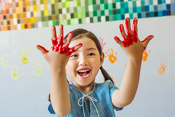 포토 JPG 여자 어린이라이프 어린이 모션 실내 미술 한명 미소 사람 동양인 상반신 앞모습 물감 유치원 유치원생 한국인 순수 즐거움 천진난만 여자만 여자한명만 어린이만 소녀만 소녀한명만 국내포토 1 라이프스타일 교육 감정 뷰포인트 컨셉 문화예술 표정 인종 내부 미술도구 파일형식