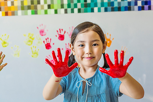 포토 JPG 여자 어린이라이프 어린이 모션 실내 손바닥 미술 한명 서기 미소 사람 동양인 손짓 상반신 앞모습 물감 유치원 유치원생 한국인 순수 즐거움 천진난만 여자만 여자한명만 어린이만 소녀만 소녀한명만 국내포토 1 라이프스타일 손 교육 감정 뷰포인트 컨셉 문화예술 표정 인종 내부 미술도구 파일형식