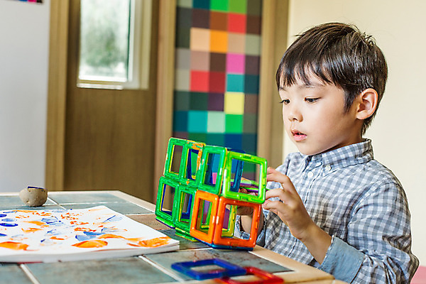 포토 JPG 남자 어린이라이프 어린이 모션 놀이 실내 한명 들기 사람 앉기 동양인 상반신 옆모습 블록 유치원 유치원생 한국인 순수 남자만 남자한명만 어린이만 소년만 소년한명만 국내포토 1 라이프스타일 교육 뷰포인트 컨셉 인종 내부 파일형식