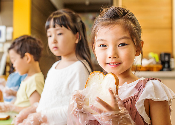 포토 JPG 여자 남자 어린이라이프 어린이 모션 실내 요리 서기 미소 사람 동양인 여러명 상반신 앞모습 유치원 유치원생 한국인 체험학습 체험 식빵 즐거움 어린이만 국내포토 라이프스타일 교육 감정 빵 뷰포인트 다수 컨셉 표정 인종 내부 파일형식