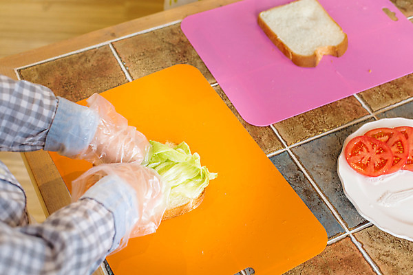 포토 JPG 어린이라이프 어린이 모션 도마 실내 샌드위치 요리 한명 사람 동양인 신체부위 유치원 유치원생 한국인 체험학습 체험 식빵 요리중 팔 어린이만 국내포토 1 라이프스타일 교육 음식 빵 컨셉 주방용품 인종 내부 파일형식