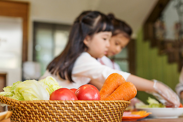 포토 JPG 여자 어린이라이프 어린이 채소 모션 함께함 실내 샌드위치 요리 사람 동양인 상반신 두명 옆모습 아웃포커스 유치원 유치원생 한국인 체험학습 체험 요리중 여자만 어린이만 소녀만 국내포토 라이프스타일 교육 음식 뷰포인트 컨셉 촬영기법 인종 내부 파일형식